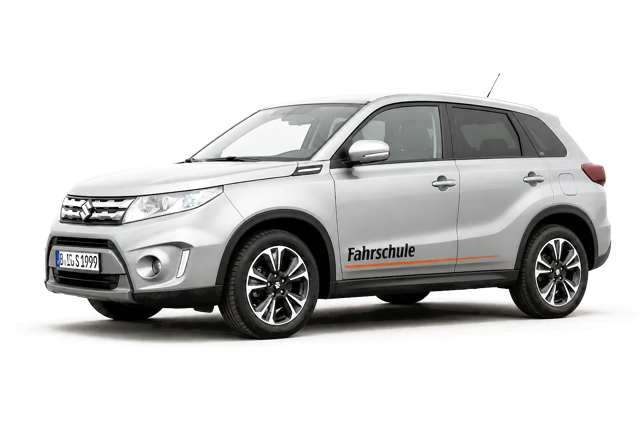 Silberner Suzuki Vitara mit Fahrschulbeschriftung